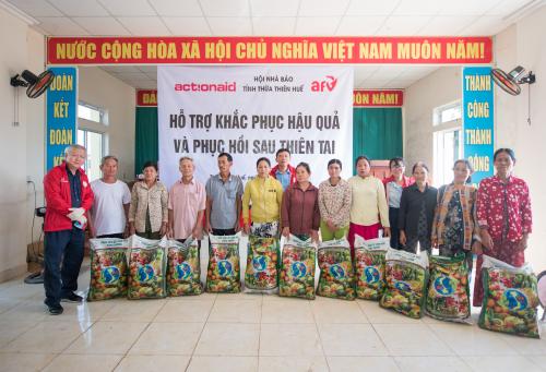 Người dân tỉnh Thừa Thiên Huế nhận hỗ trợ của AAV, Quỹ AFV và Hội Nhà báo tỉnh Thừa Thiên Huế để ổn định sinh kế sau bão lũ