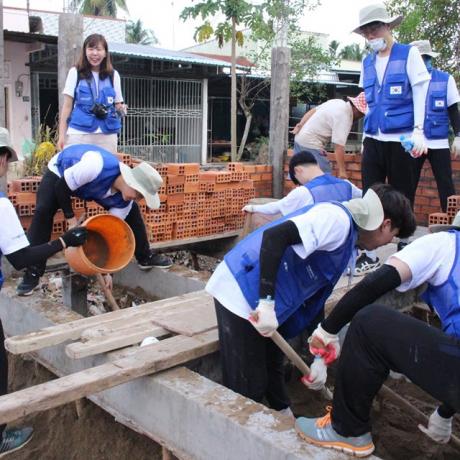 Volunteer camp organized at Thoi An Hoi 2 Primary School under the project "Improving access to quality primary education for children in Ke Sach district, Soc Trang province"