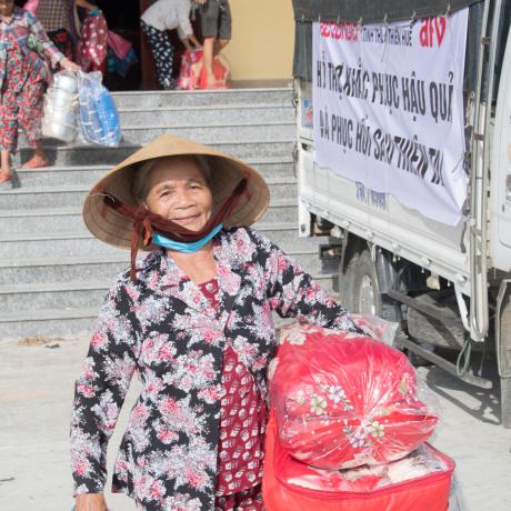 Người dân tỉnh Thừa Thiên Huế nhận hỗ trợ nhu yếu phẩm từ AAV, Quỹ AFV và Hội Nhà báo tỉnh Thừa Thiên Huế