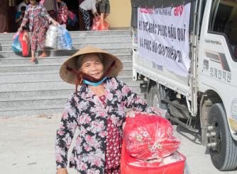 Người dân tỉnh Thừa Thiên Huế nhận hỗ trợ nhu yếu phẩm từ AAV, Quỹ AFV và Hội Nhà báo tỉnh Thừa Thiên Huế